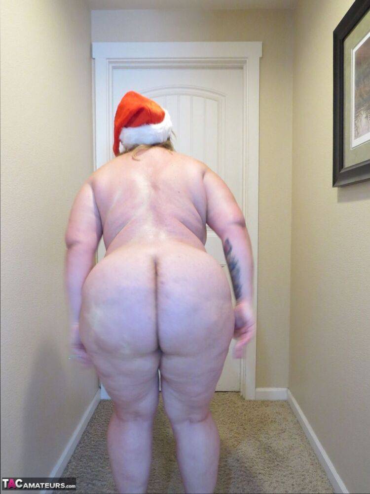 Fat amateur Busty Kris Ann models naked in a Christmas hat and high heels - #3