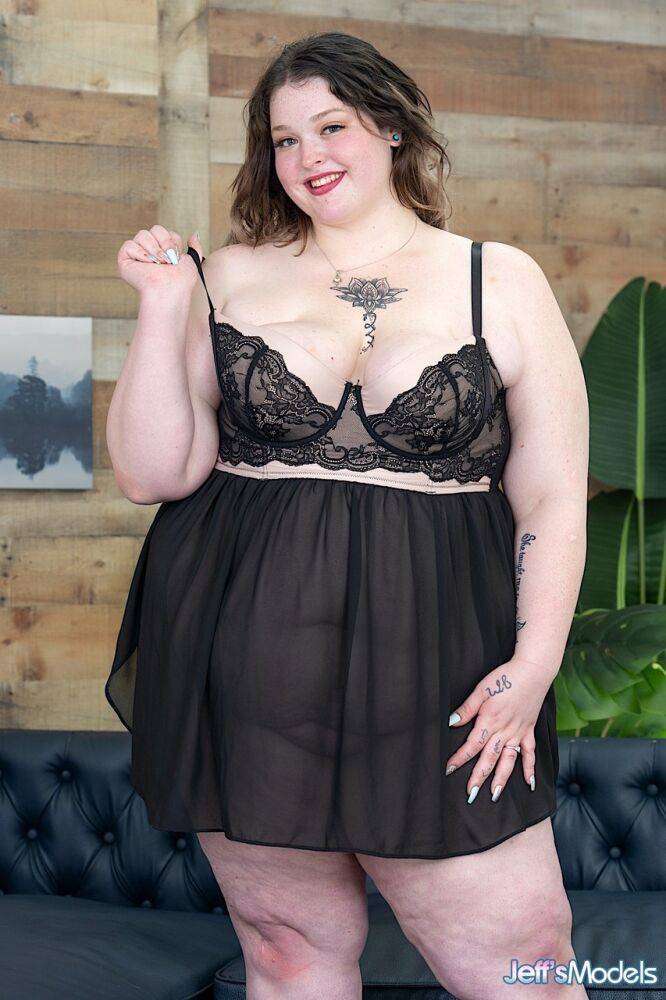 SSBBW Lacie Smith finger spreads her shaved pussy in high-heeled shoes - #9