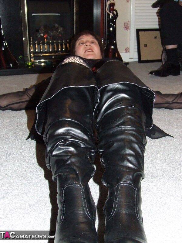 Mature BBW models by herself in crotchless pantyhose and leather boots - #11