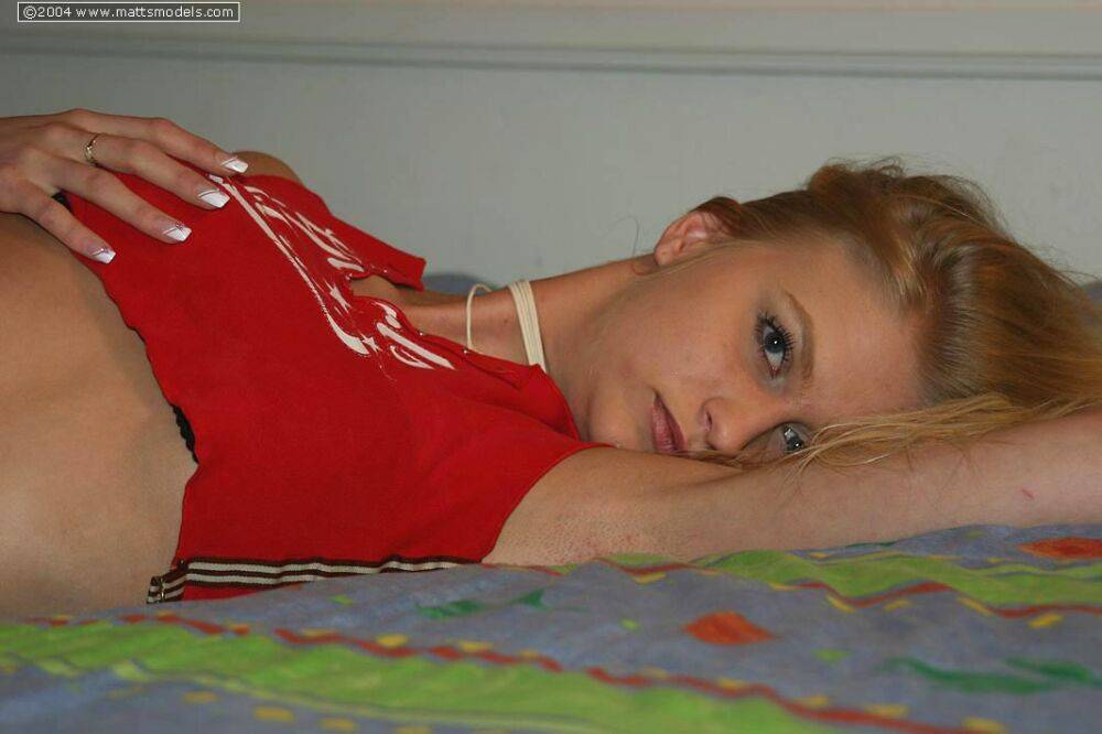 Thin blonde teen Saleice displays her incredible flexibility in the nude - #5