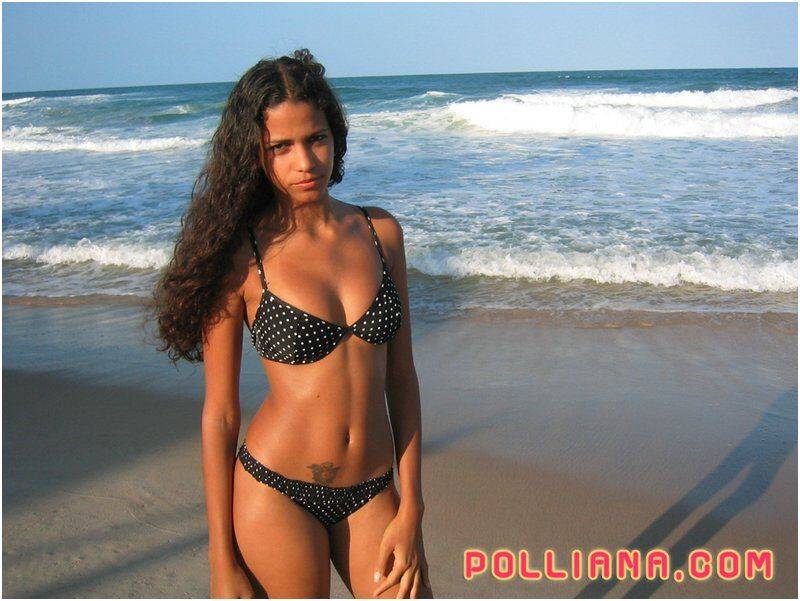 Brazilian amateur Polliana models a bikini on a sandy beach - #10