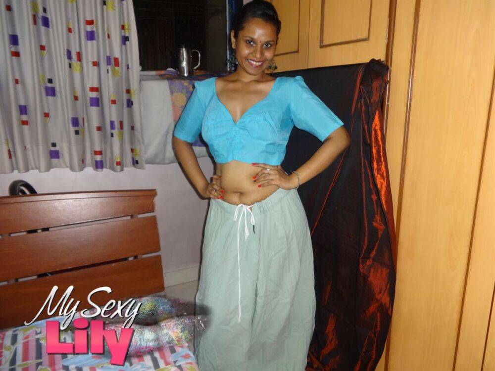 Indian solo girl Lily Singh exposes her naked breasts in a skirt - #11