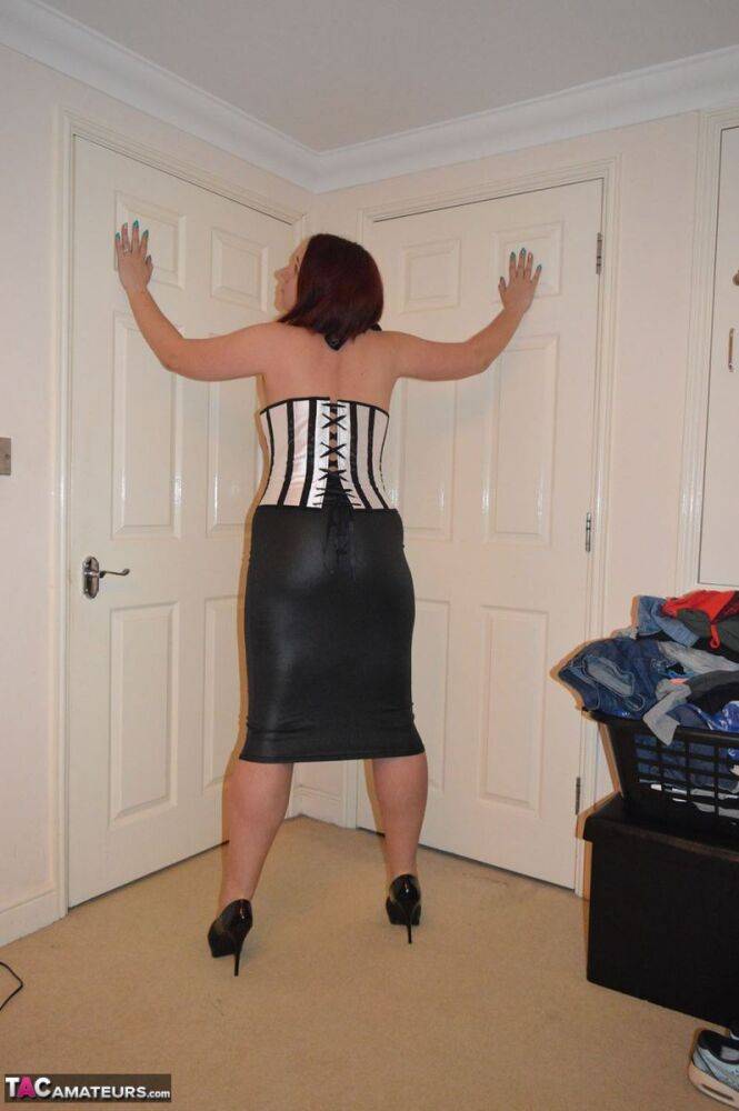 Amateur woman Sara Banks hikes up her leather skirt well in her bedroom - #11