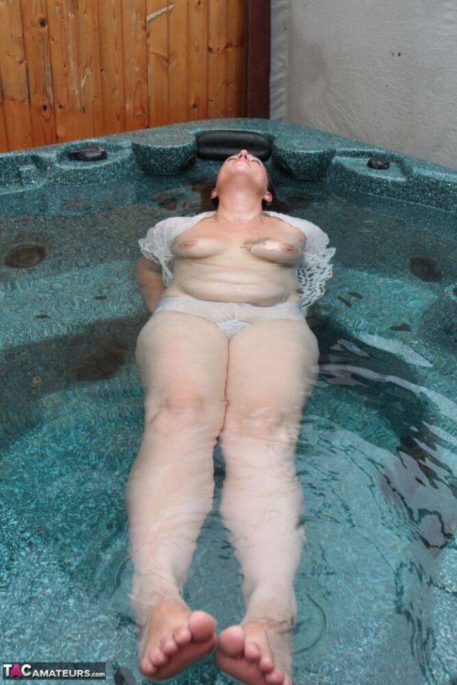 Mature plumper Sara Banks gets totally naked in an outdoor hot tub - #10