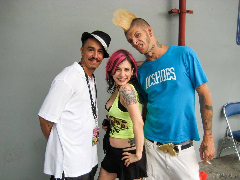 Pornstars Joanna Angel and Jenna Haze meet and greet fans at a XXX convention - #6