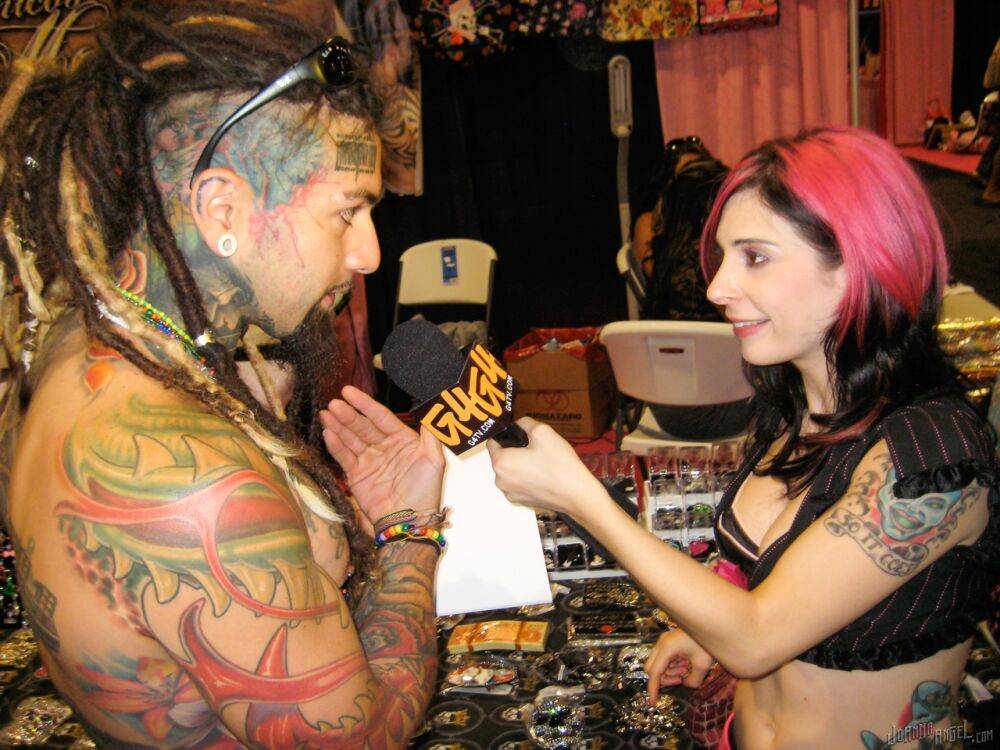 Pornstars Joanna Angel and Jenna Haze meet and greet fans at a XXX convention - #3