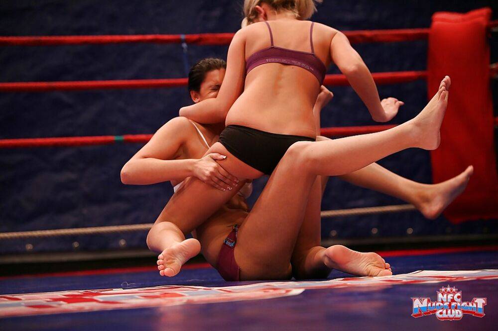 Catfight lesbians having a hardcore pussy licking at the ring - #12