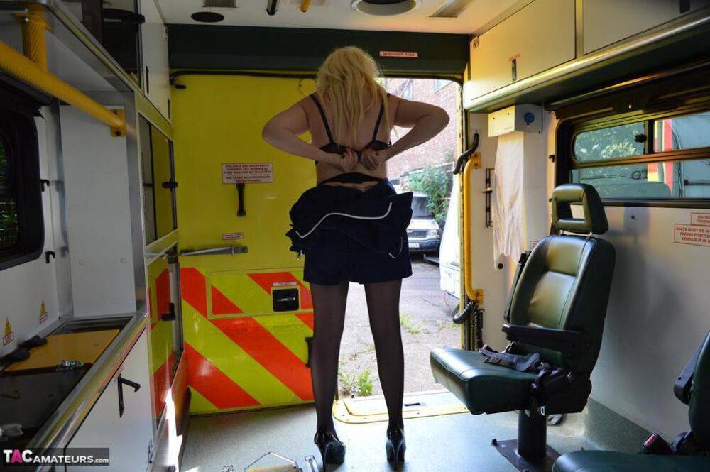 Older blonde nurse Barby Slut gives a blowjob inside an ambulance - #9