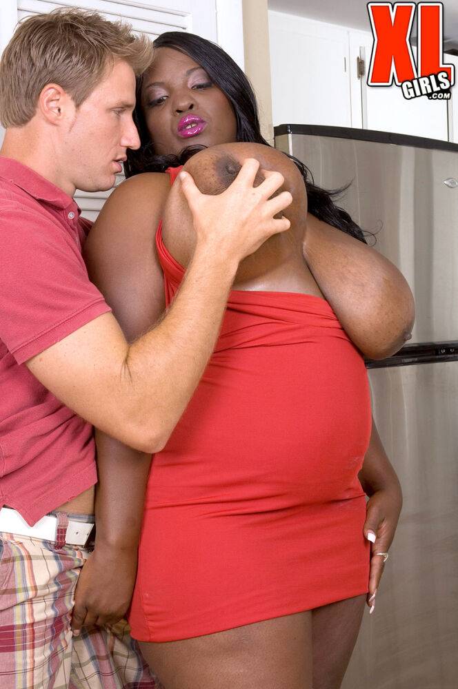 Fat black woman Diamond Knights seduces a white guy with huge ass and breasts - #13