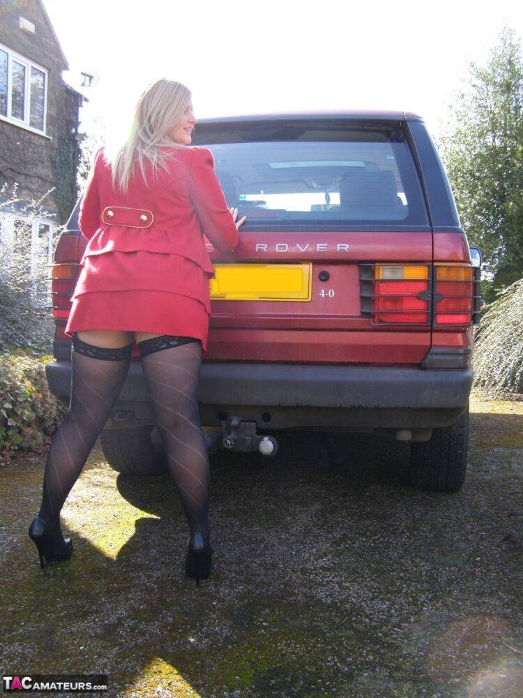 Amateur BBW Samantha shows her big butt and snatch in a Range Rover - #1