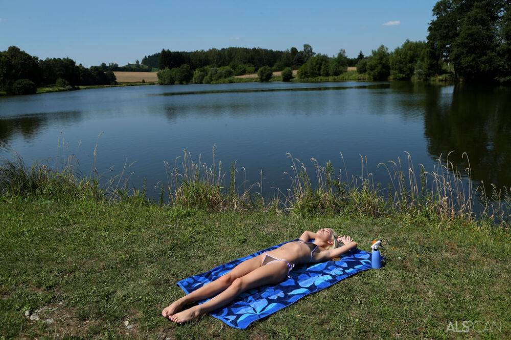 Thin blonde teen Kiara Cole doffs a bikini before toying her pussy near water - #13