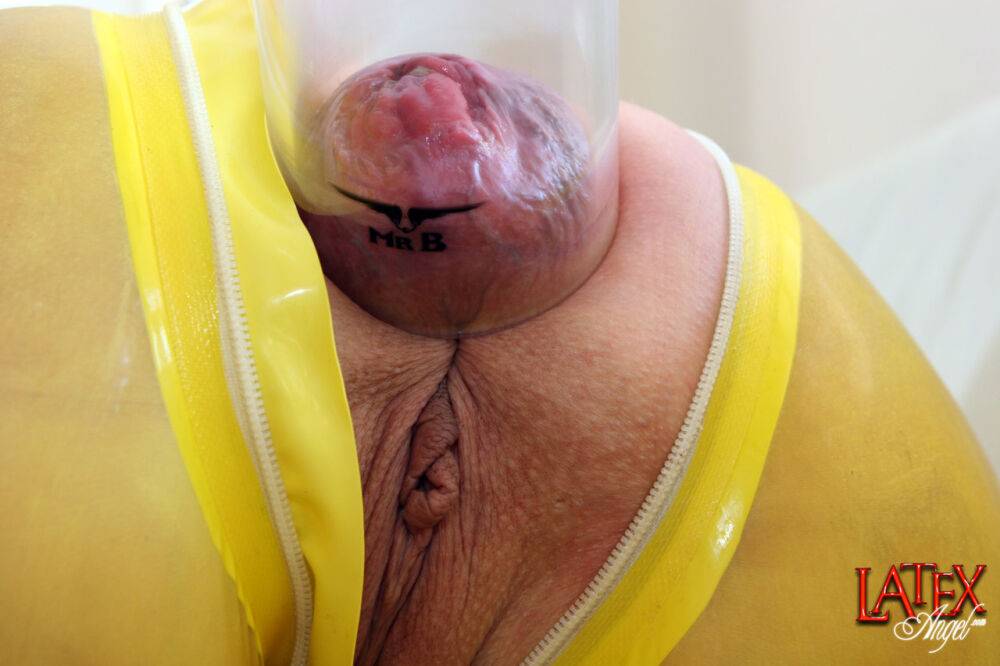 I abuse my anus with a vacuum pump, until my asshole is swollen - #2