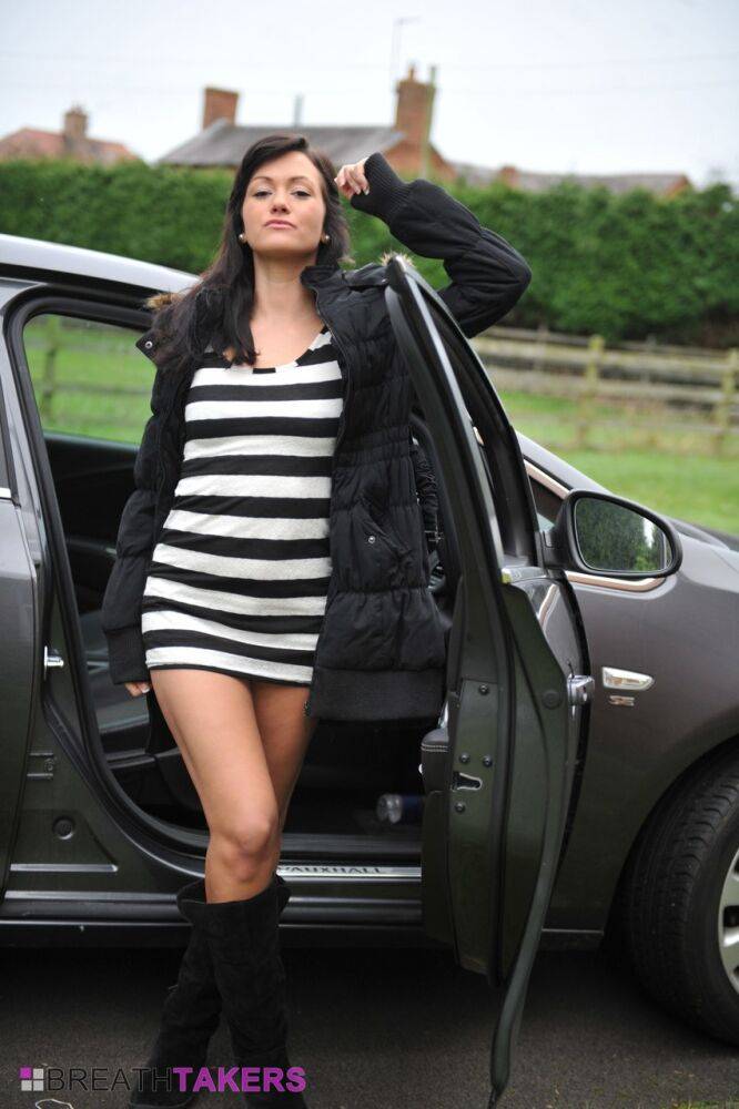 Watch gorgeous brunette Tess Lyndon as she arrives for a break at an English - #1