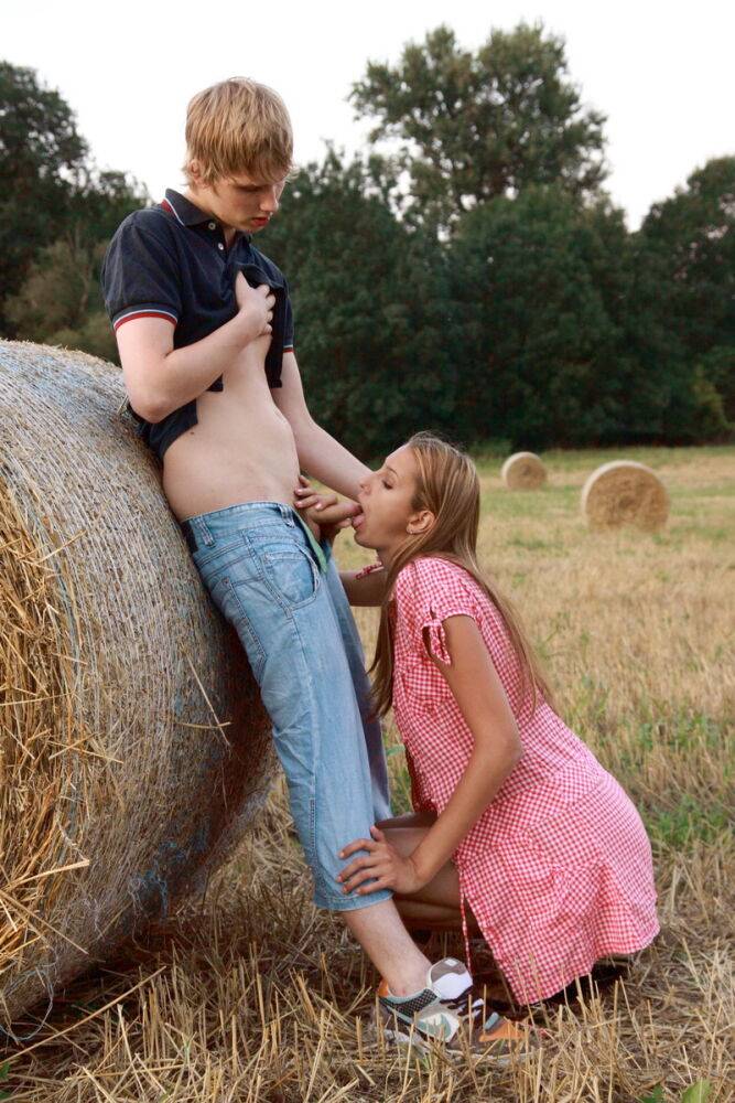 Young amateur and her boyfriend have sex up against a round bale in a field - #10
