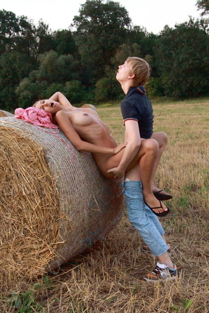 Young amateur and her boyfriend have sex up against a round bale in a field - #3