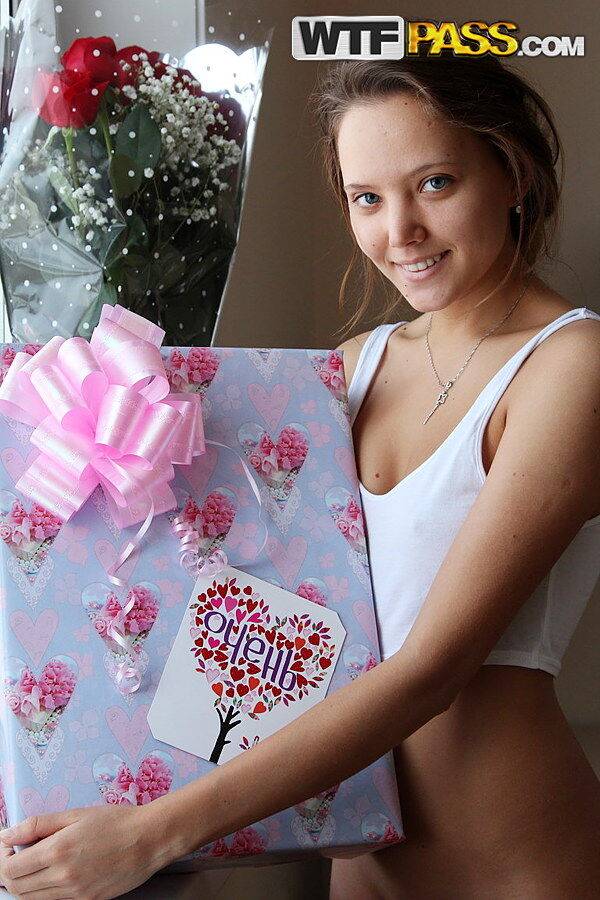 Naked teen with an ass to die for fixes breakfast in the nude on her birthday - #5