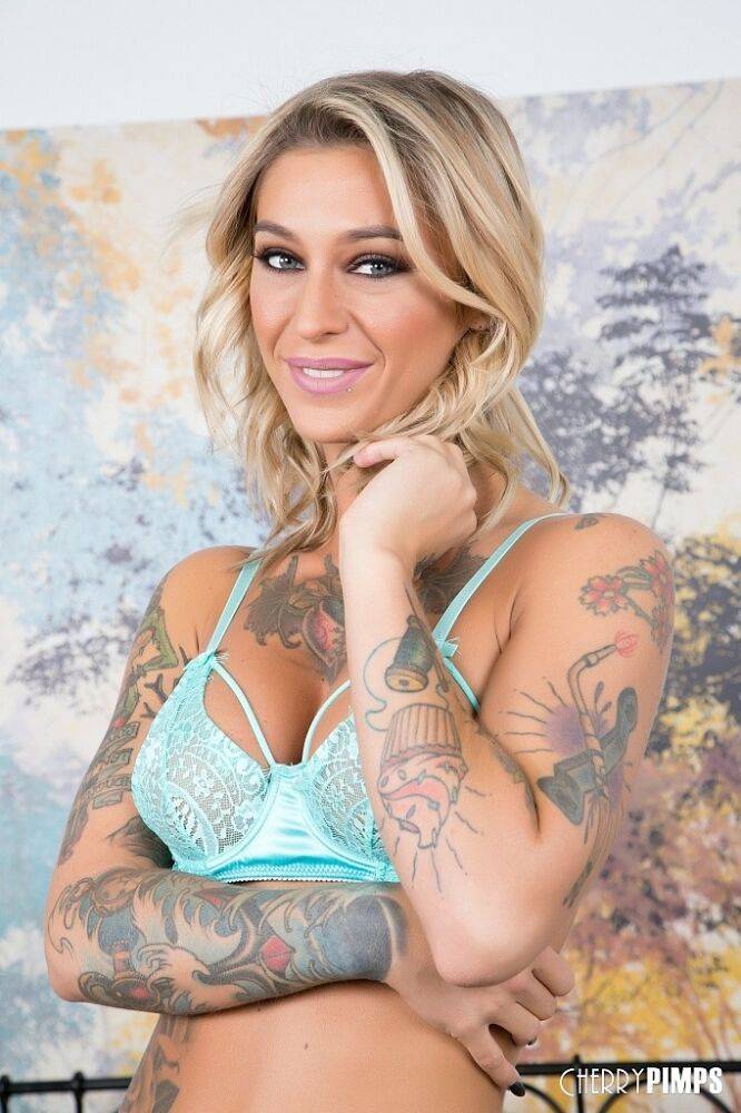 Dirty blonde chick Kleio Valentien shows off heavily tattooed body in the nude - #5