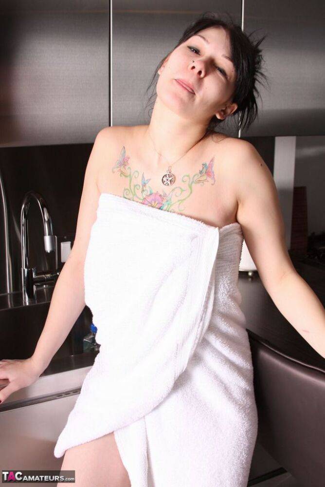 Tattooed amateur Susy Rocks fondles her great tits after removing a towel - #12