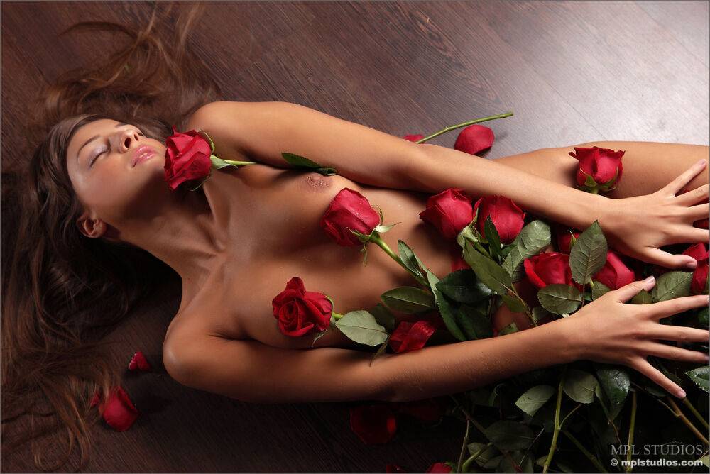 Glamour model gets totally naked while covered in long stem roses - #1