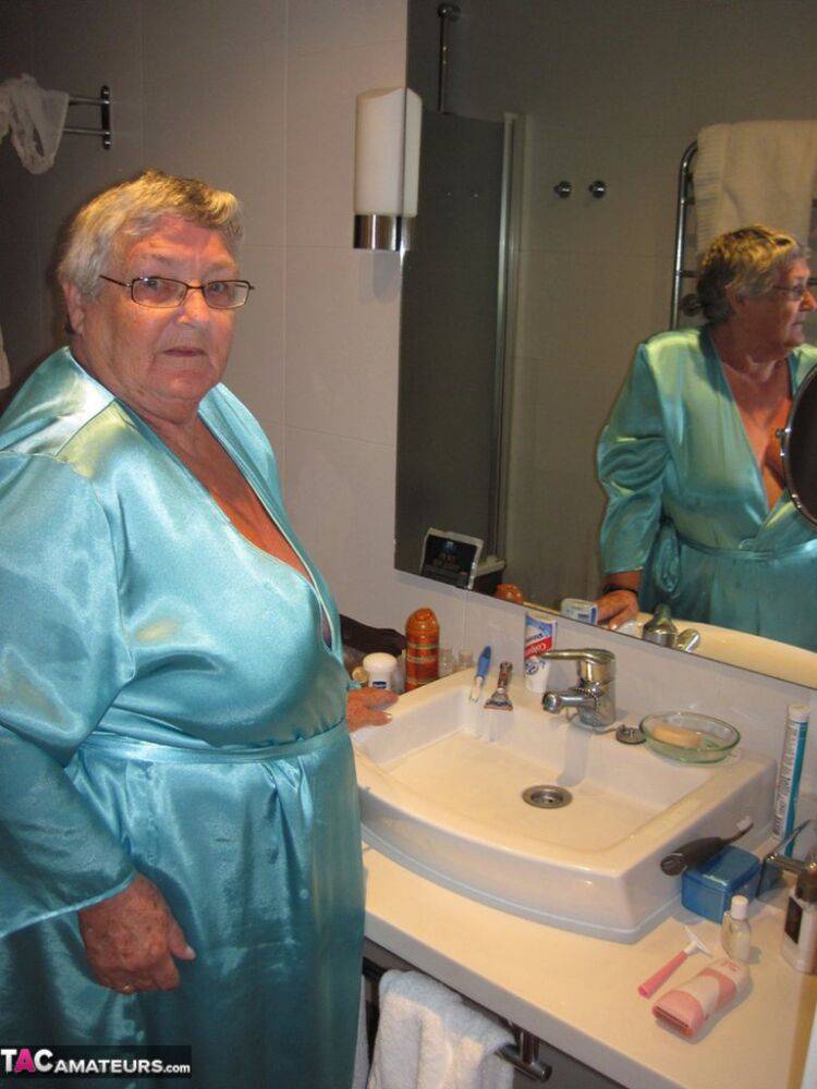 Morbidly obese woman Grandma Libby shaves before taking a bubble bath - #15