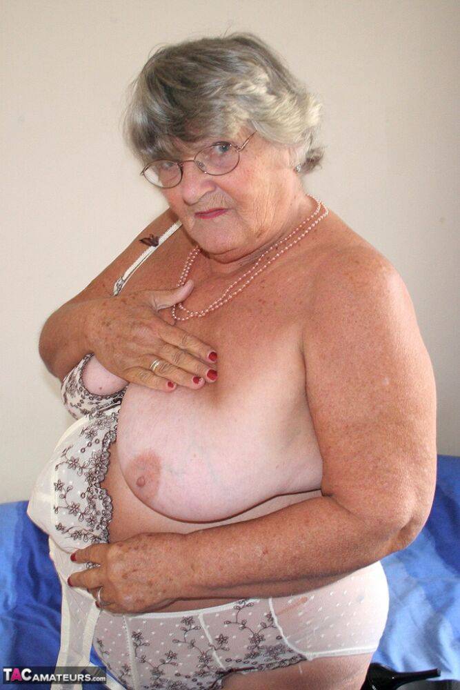 Old UK amateur Grandma Libby exposes her obese body before masturbating - #8