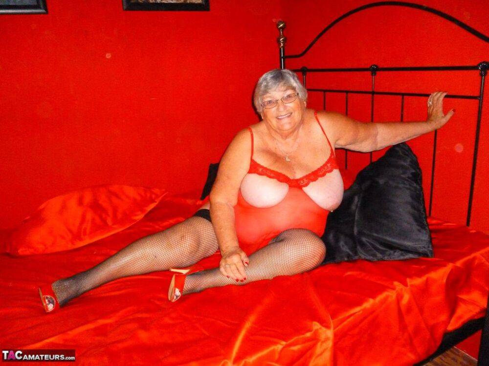 Obese nan Grandma Libby dildos her freshly shaved vagina on a bed - #9