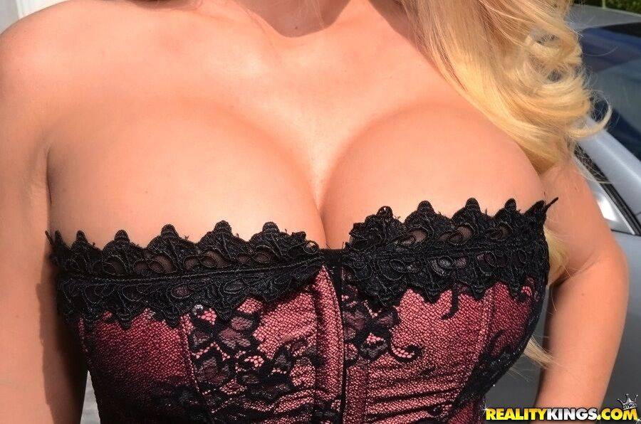 Blonde lady with big tits Summer Brielle Taylor poses in close up - #6