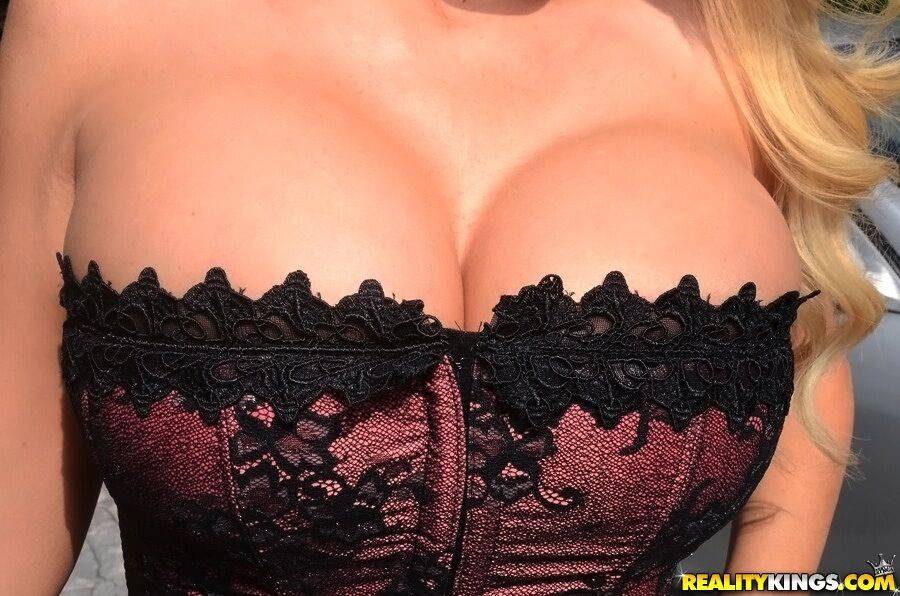 Blonde lady with big tits Summer Brielle Taylor poses in close up - #10