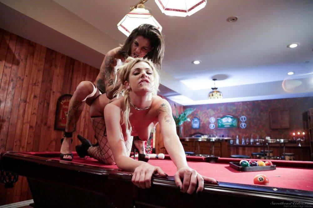 Strapon lesbians Dahlia Sky and Bonnie Rotten do it atop a pool table - #3