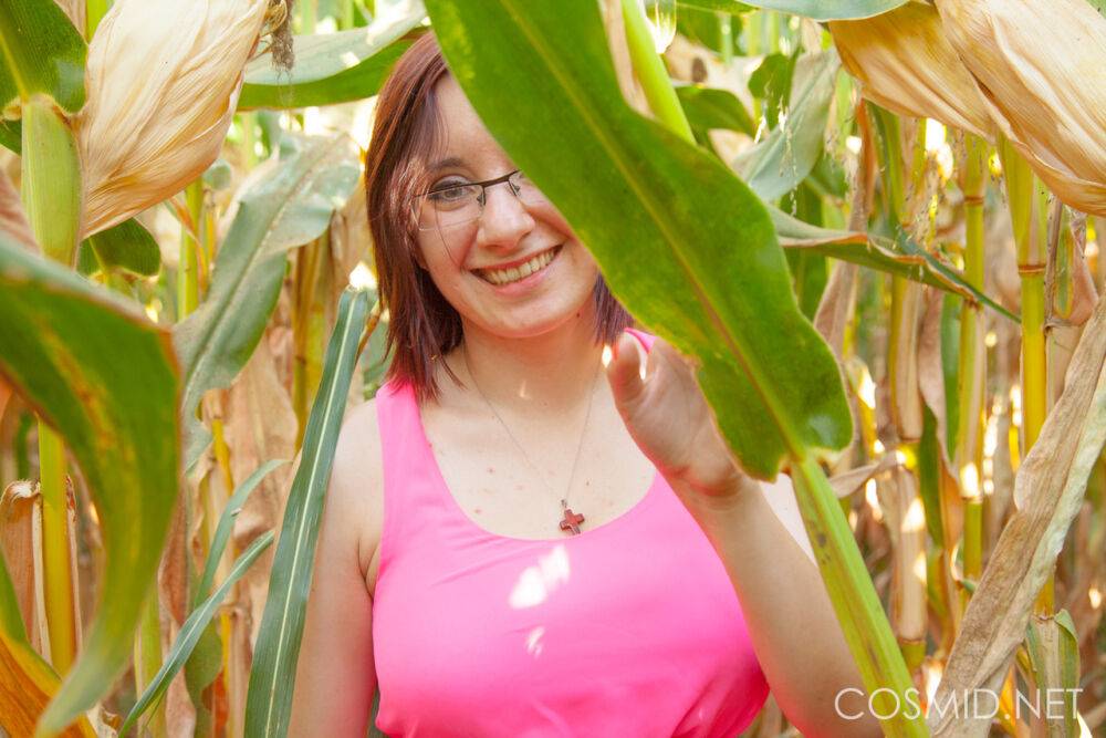 Big titted amateur Chelsea Bell disrobes in a corn field to reveal huge melons - #8