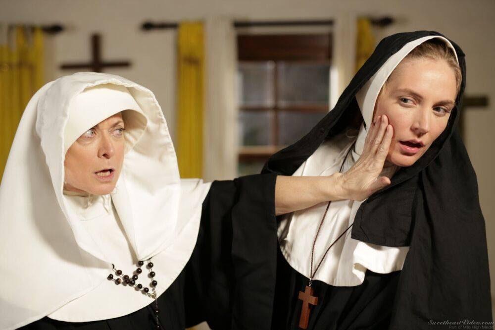 Mature nun Nina Hartley turns Mona Wales into a full blown lesbian - #1