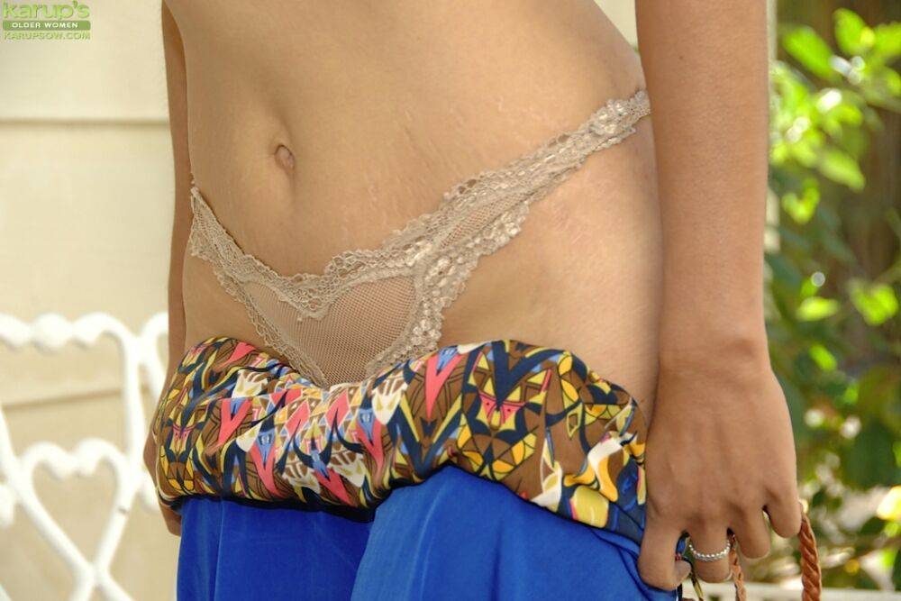 Milf babe Bianca Mendoza is demonstrating her big natural titties - #10