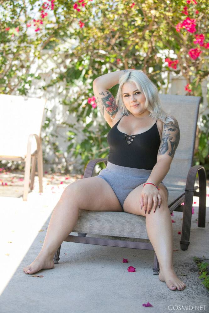 Blonde BBW with tattoos Blondie Franklin exposes her fat ass as she undresses - #2