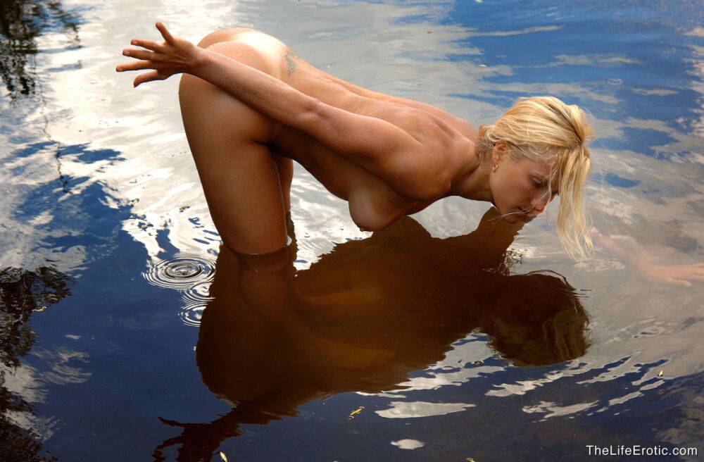 Naked blonde Maite flaunts her flexible body & her round ass in a stream pool - #5