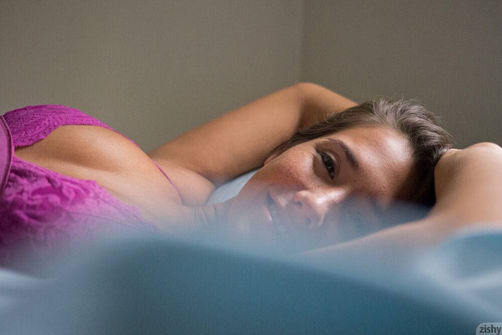 Beautiful babe Eva Lovia flaunting hot body in sexy panties & bra on her bed | Photo: 3975497