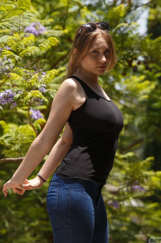 Petite Polish babe Zuzanna Miros shows her curves in blue jeans and leggings - #1