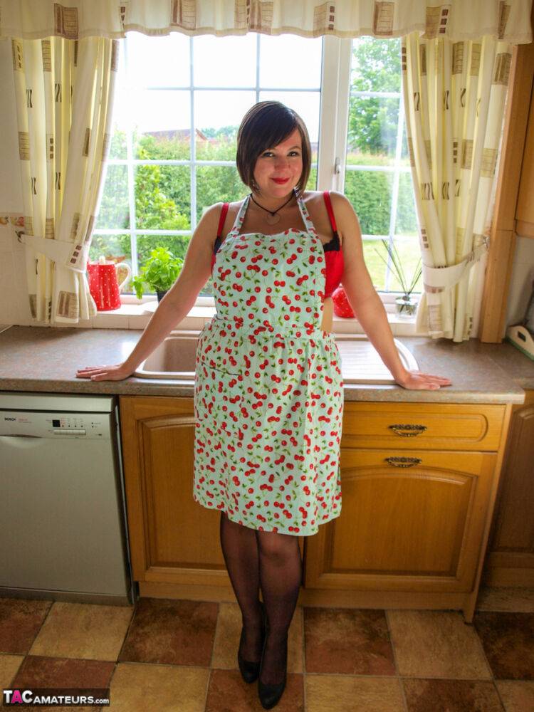 Fat amateur Roxy exposes her huge breasts in her pretties and a kitchen apron - #5