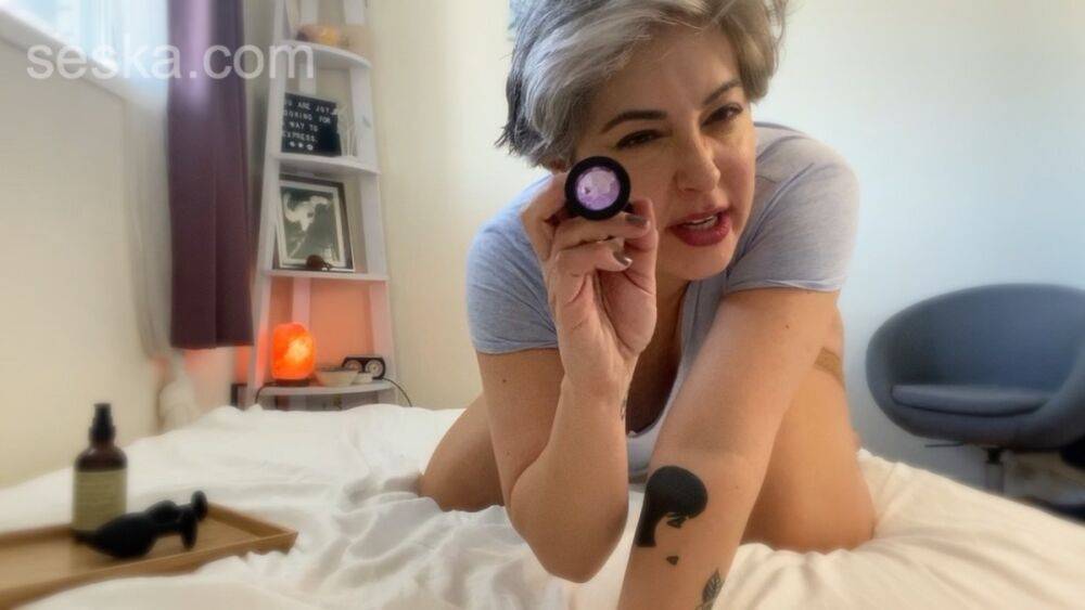 Older platinum blonde Seska sticks a butt plug in her anal cavity on a bed - #15