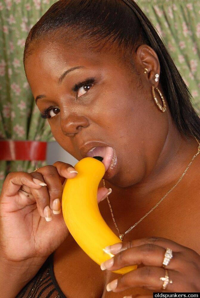 Fatty mature ebony Subrina plays with her lovely yellow sextoy - #9