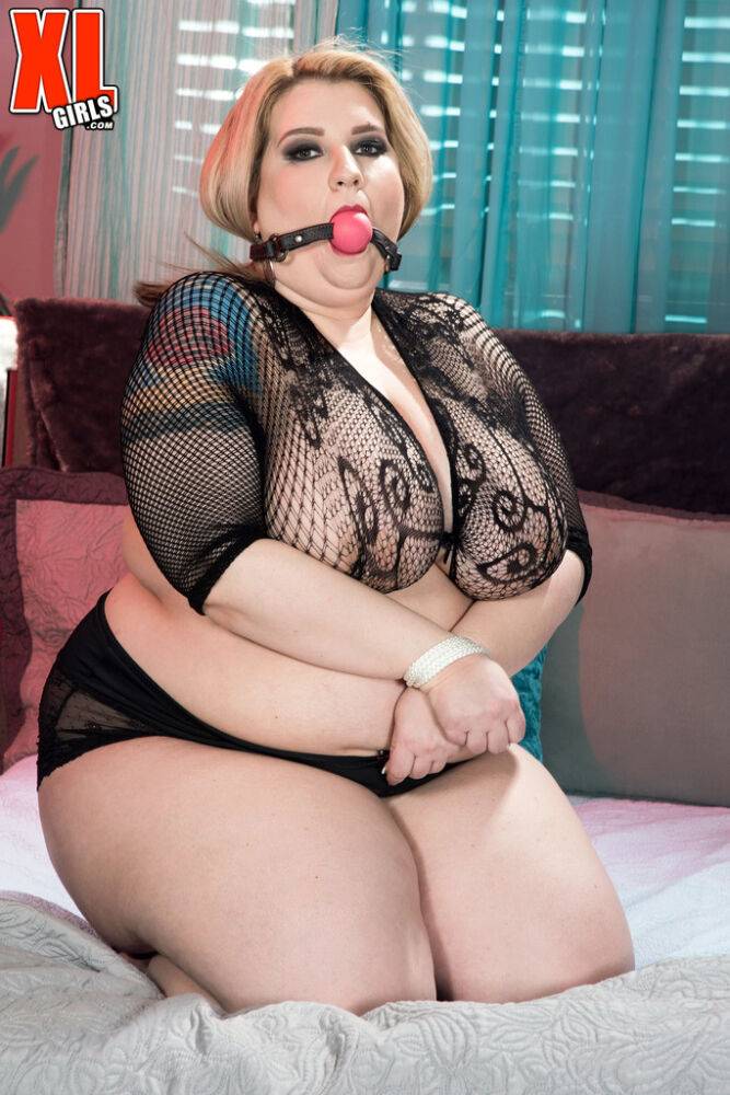 BBW bitch Porsche Dali plays an awesome solo shows her fat body and meaty cunt - #8