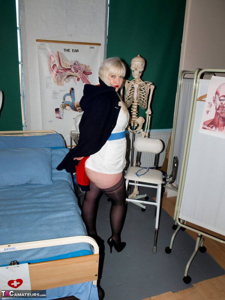 Platinum blonde nurse Samantha exposes her big ass and pussy on a hospital bed | Photo: 4370138