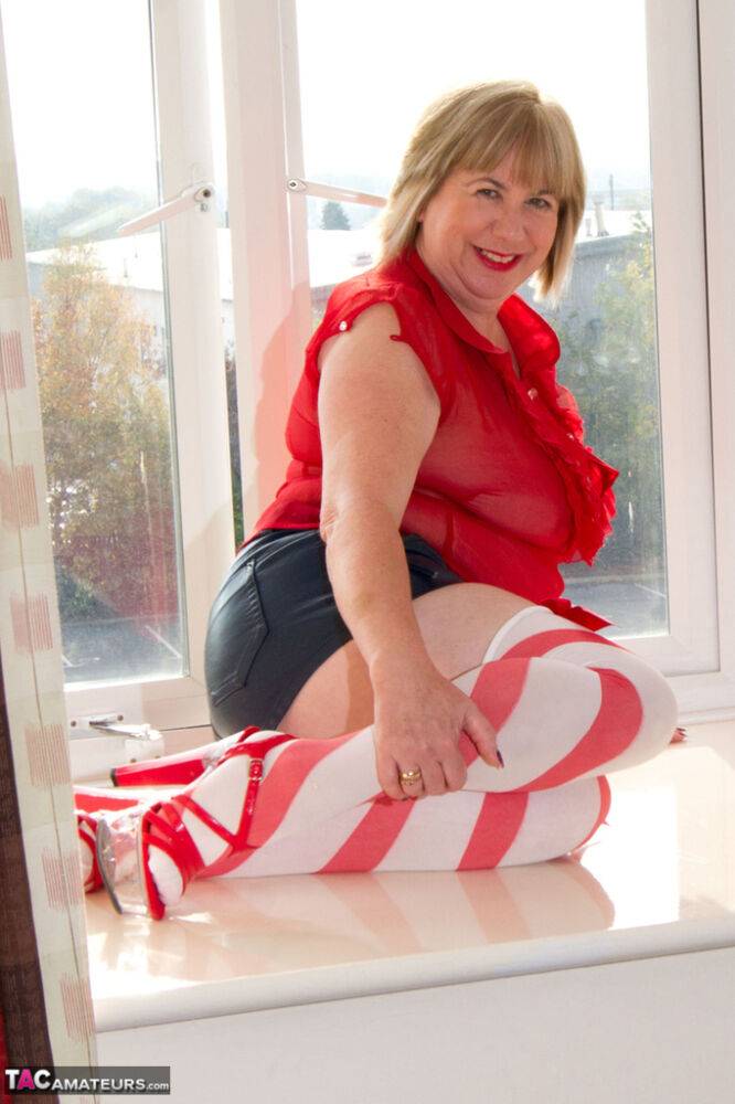 Mature UK plumper Speedy Bee gets naked in candy cane stockings - #4