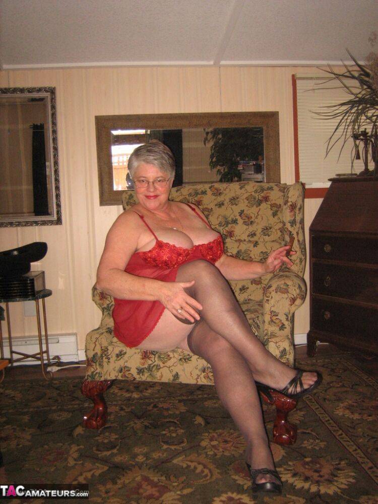 Old woman Girdle Goddess slips off red lingerie to get naked in stockings - #10