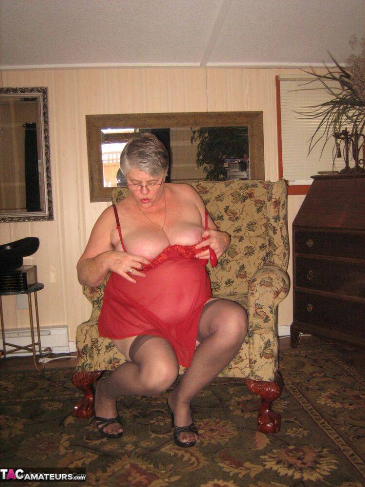 Old woman Girdle Goddess slips off red lingerie to get naked in stockings - #8