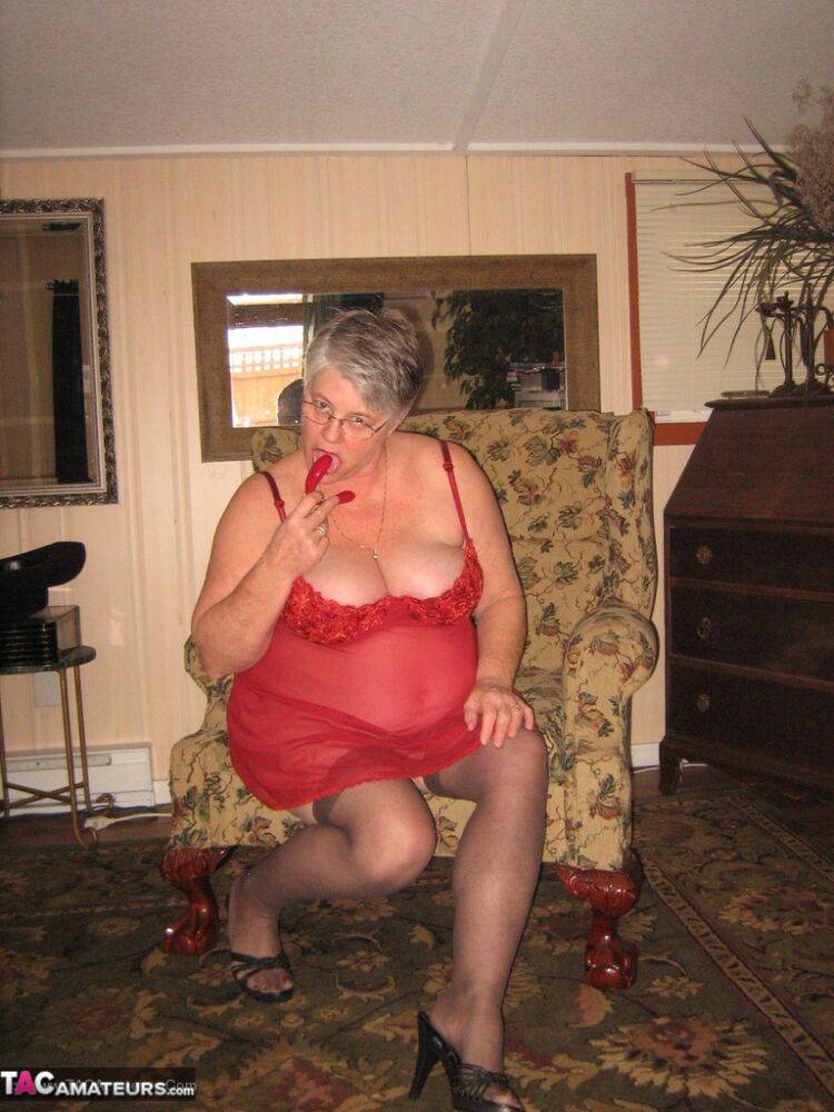 Old woman Girdle Goddess slips off red lingerie to get naked in stockings - #4