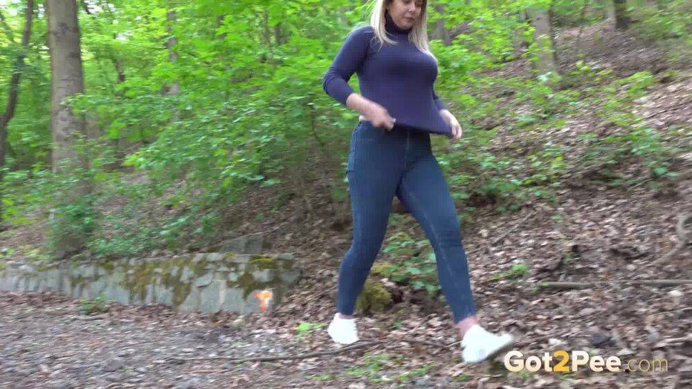 Thick girl Nikki Dream pulls down her jeans for a quick pee on a park path - #7