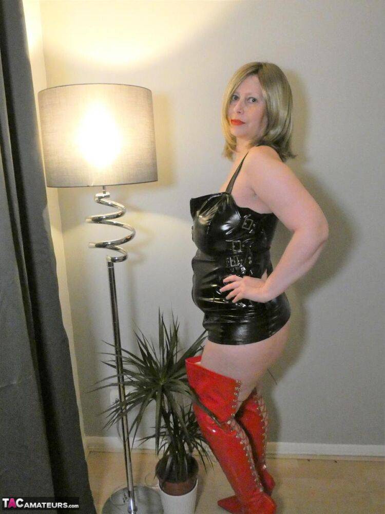 Older amateur Posh Sophia lets her huge tits loose of latex clothing in boots - #10