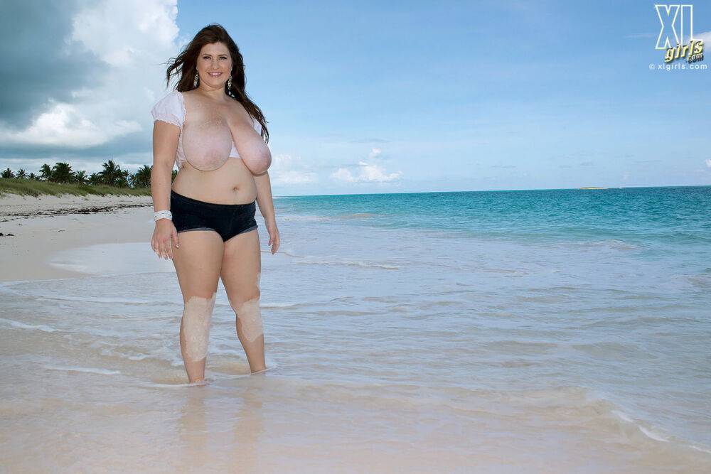 XL model Jennica Lynn uncorks her huge boobs before nude poses on a beach - #11