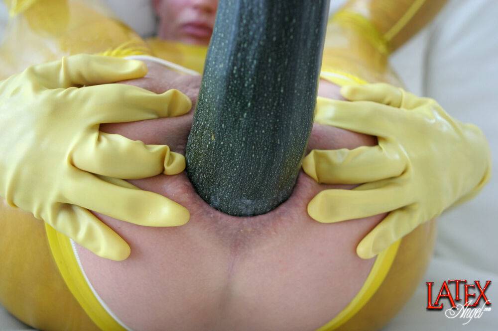 Brunette chick shows her gaped anus after a vegetable insertion - #7