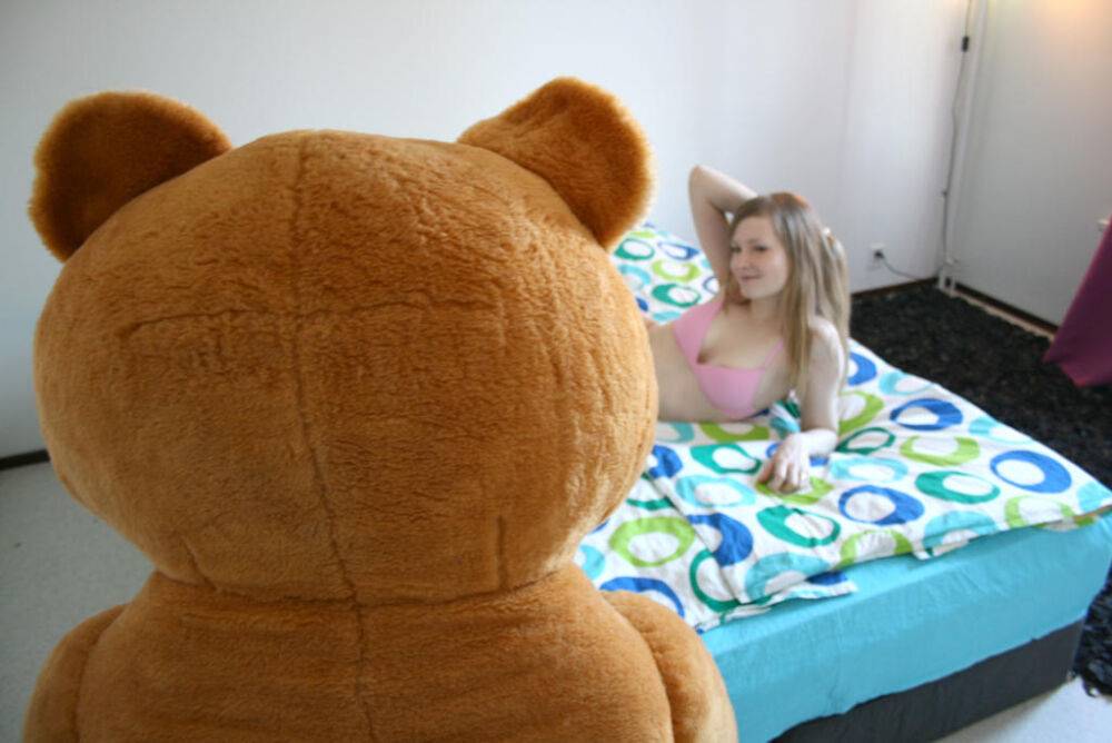 Ex-girlfriend sucks off a big cock after sex with a strapon attired teddy bear | Photo: 4635907